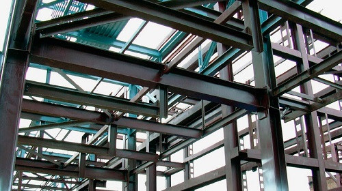 Kolonny-iz-metallokonstruktsij
